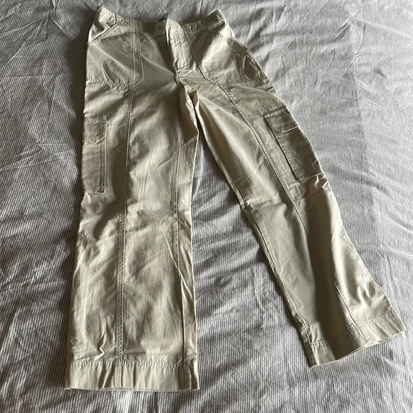 NEVER WORN TAGS ON Abercrombie Relaxed Cargo Pants, Color Khaki, size US 28 or 6 - Picture 4 of 5